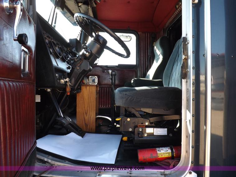 image for item F6450 1989 Kenworth T600A semi truck