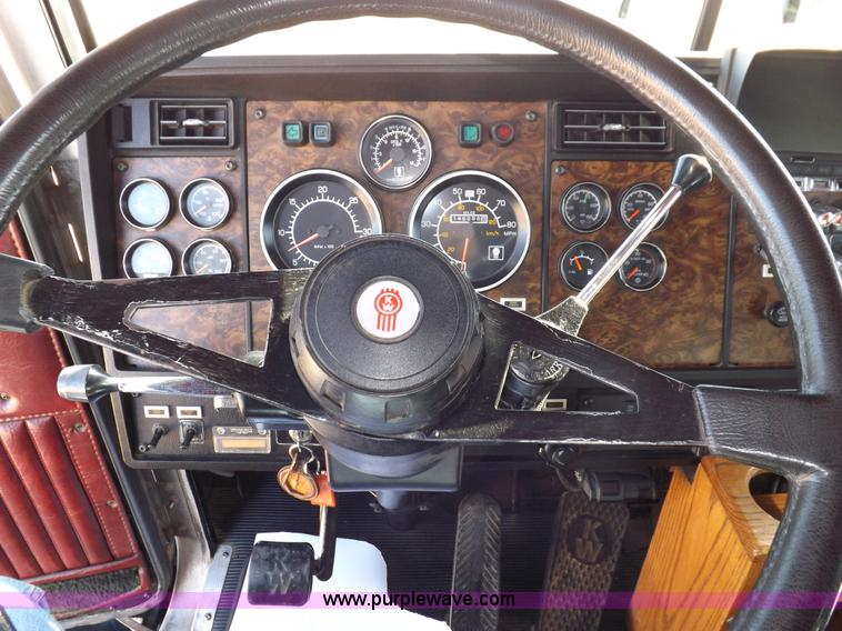 image for item F6450 1989 Kenworth T600A semi truck