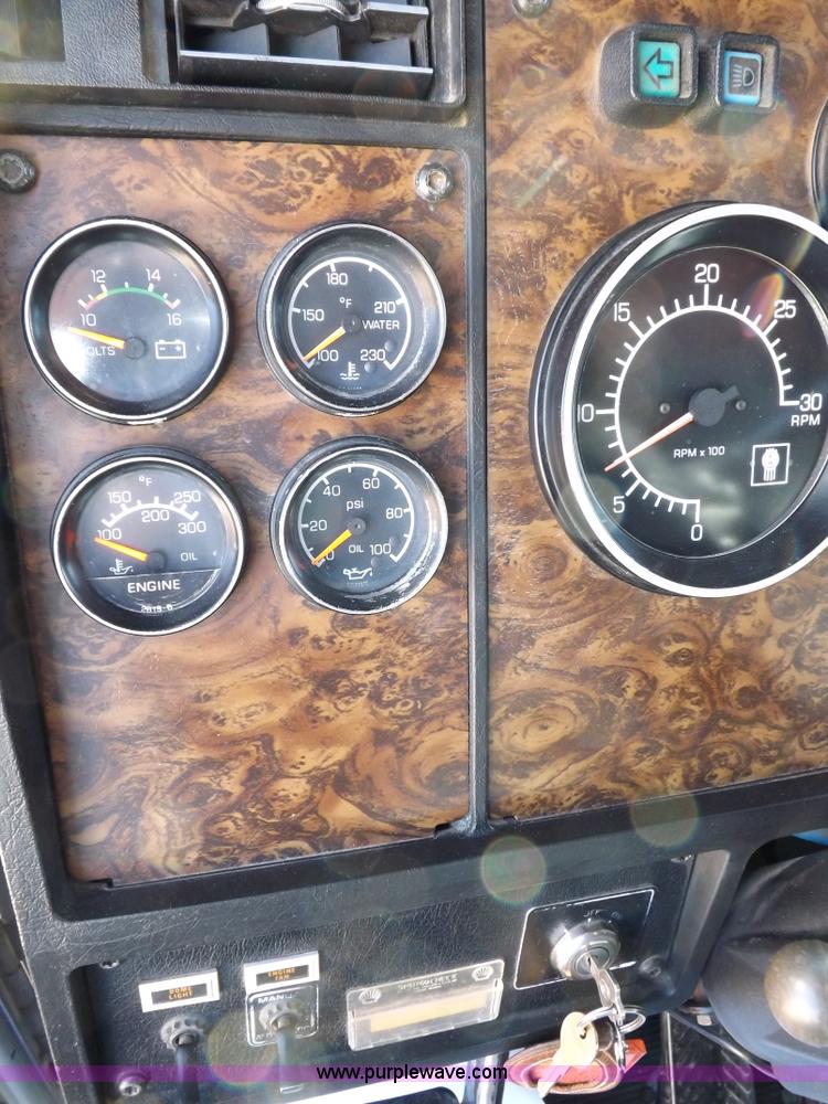 image for item F6450 1989 Kenworth T600A semi truck