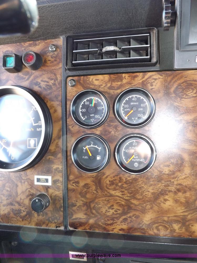 image for item F6450 1989 Kenworth T600A semi truck