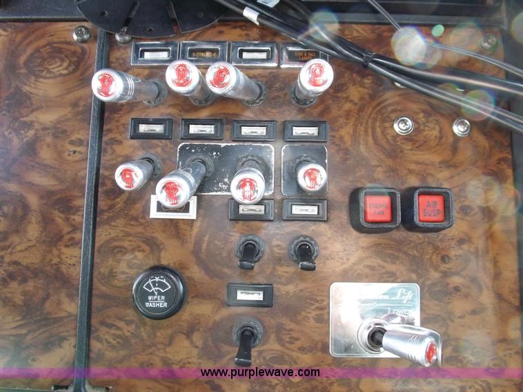 image for item F6450 1989 Kenworth T600A semi truck