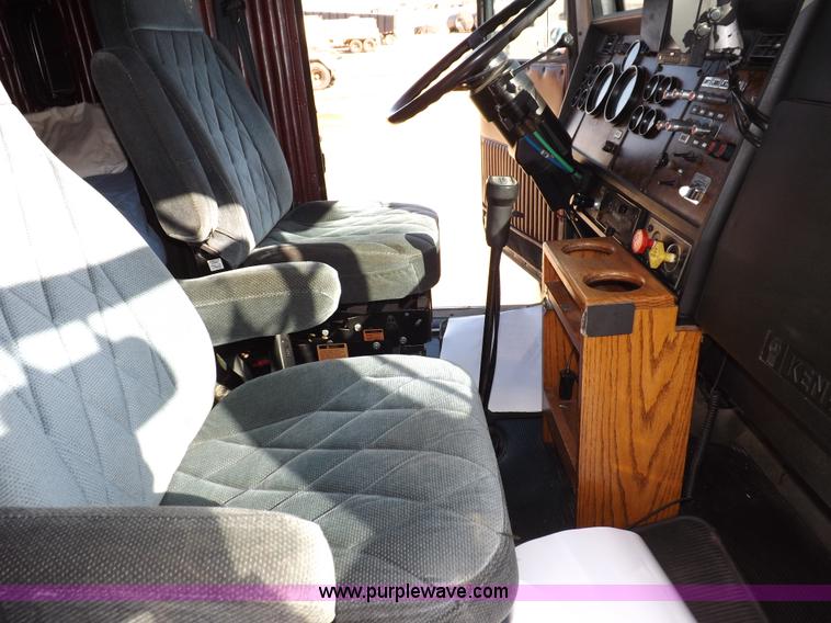 image for item F6450 1989 Kenworth T600A semi truck