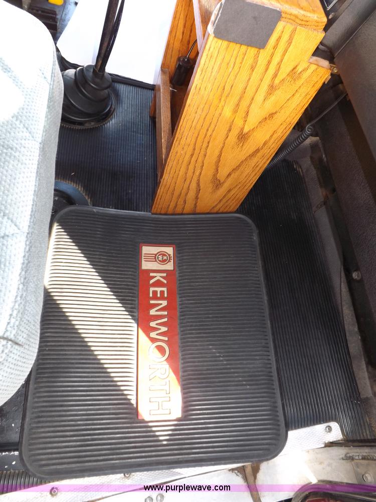 image for item F6450 1989 Kenworth T600A semi truck