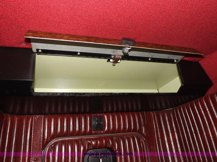 image for item F6450 1989 Kenworth T600A semi truck