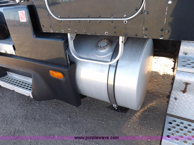 image for item F6450 1989 Kenworth T600A semi truck