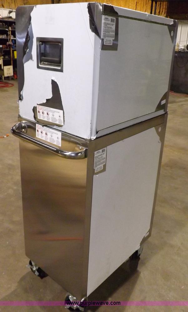 image for item F6463 MasterCraft Maximum toolbox