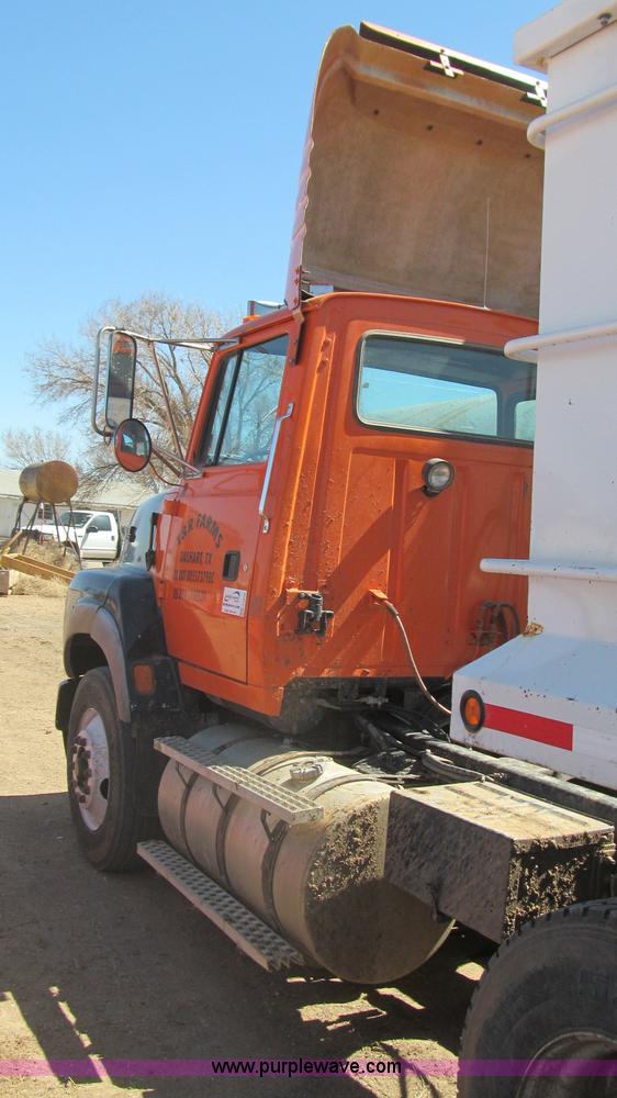 image for item G5658 1995 Ford Aeromax L9000 semi truck