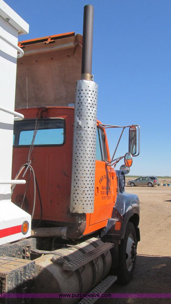 image for item G5658 1995 Ford Aeromax L9000 semi truck