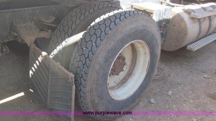 image for item G5658 1995 Ford Aeromax L9000 semi truck