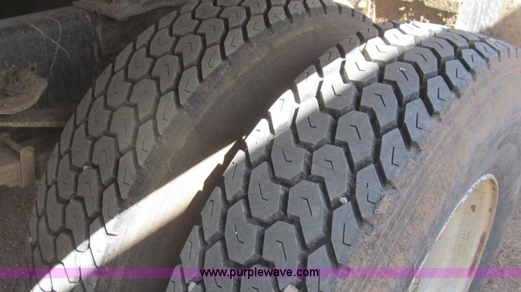 image for item G5658 1995 Ford Aeromax L9000 semi truck