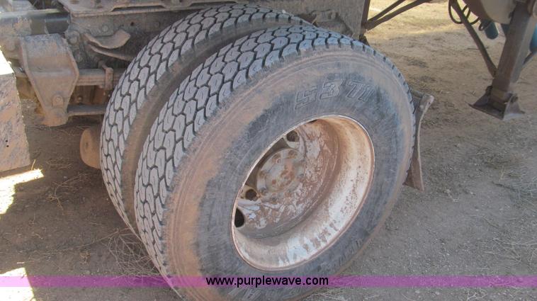 image for item G5658 1995 Ford Aeromax L9000 semi truck