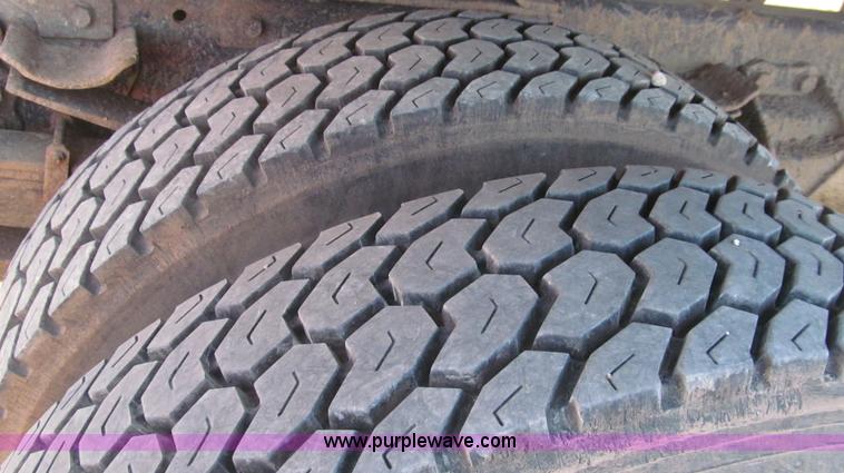 image for item G5658 1995 Ford Aeromax L9000 semi truck