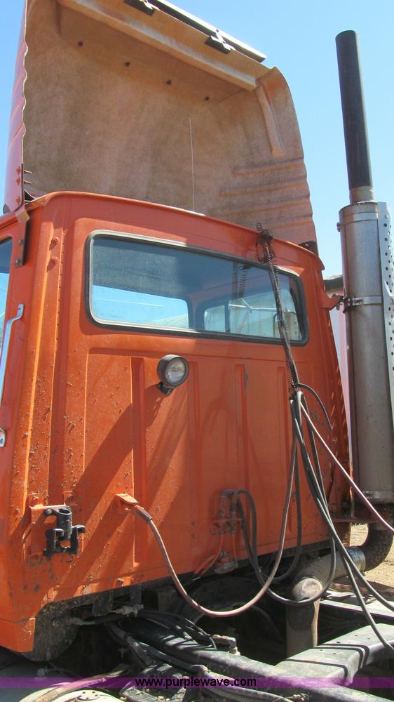 image for item G5658 1995 Ford Aeromax L9000 semi truck