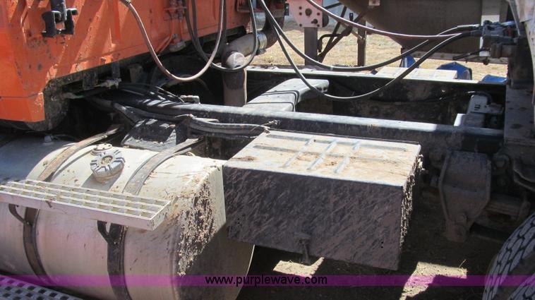 image for item G5658 1995 Ford Aeromax L9000 semi truck