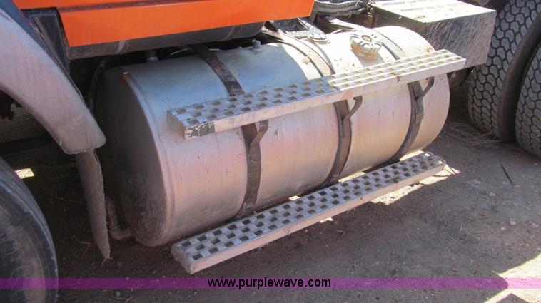 image for item G5658 1995 Ford Aeromax L9000 semi truck