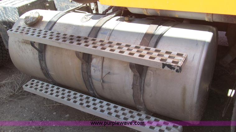 image for item G5658 1995 Ford Aeromax L9000 semi truck