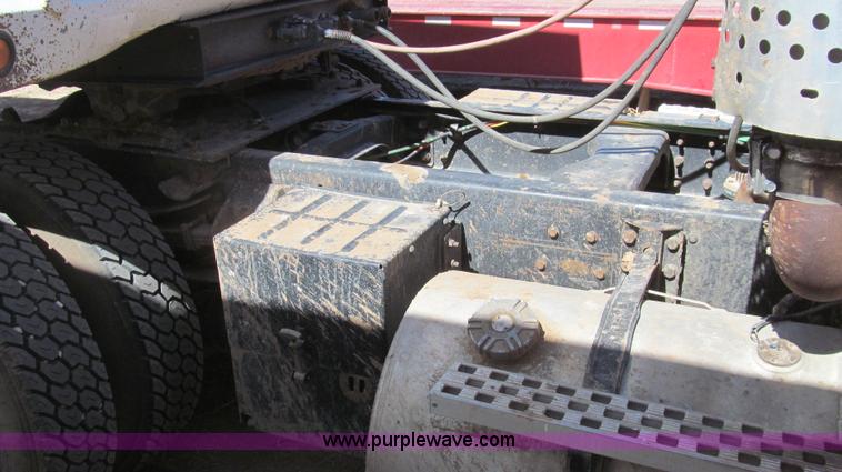 image for item G5658 1995 Ford Aeromax L9000 semi truck