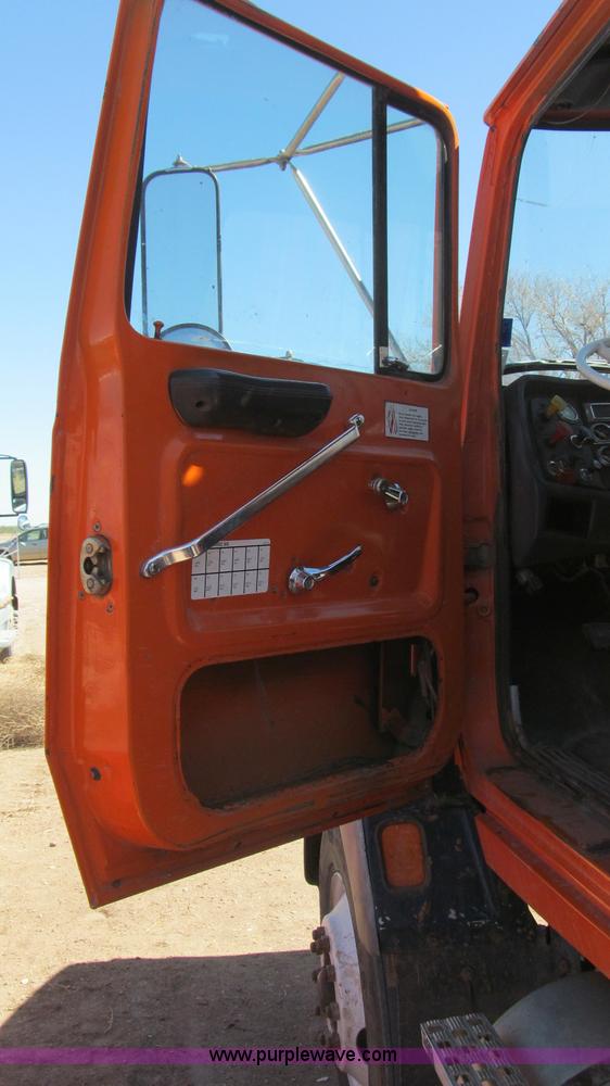 image for item G5658 1995 Ford Aeromax L9000 semi truck