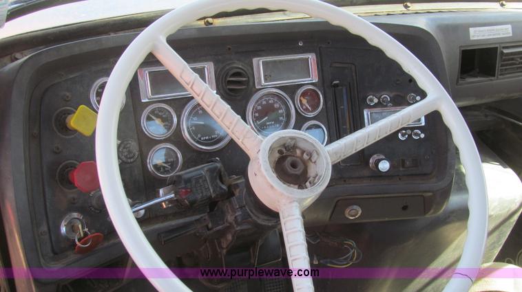 image for item G5658 1995 Ford Aeromax L9000 semi truck