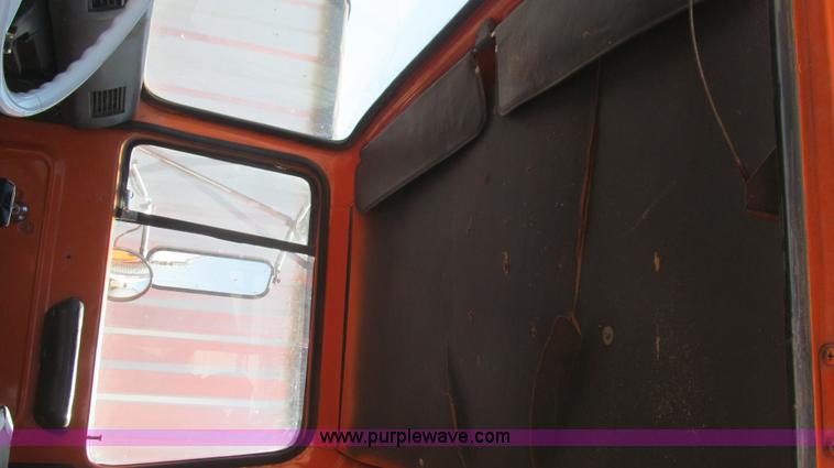 image for item G5658 1995 Ford Aeromax L9000 semi truck