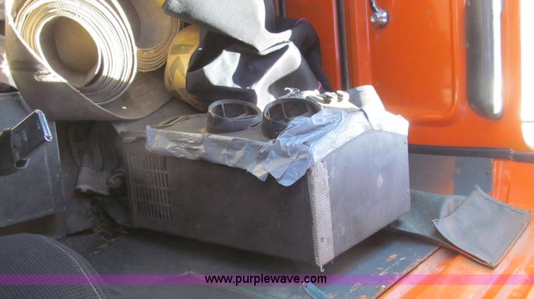 image for item G5658 1995 Ford Aeromax L9000 semi truck