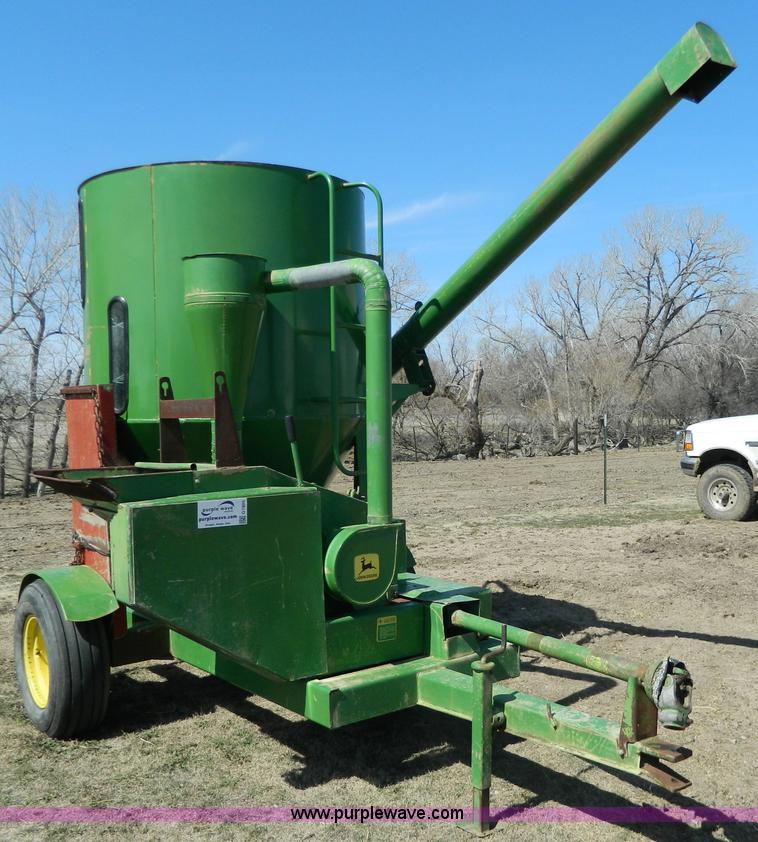 image for item G7805 John Deere 400 grinder/mixer