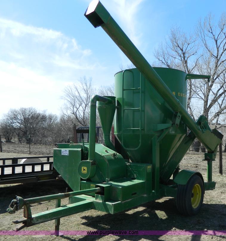 image for item G7805 John Deere 400 grinder/mixer