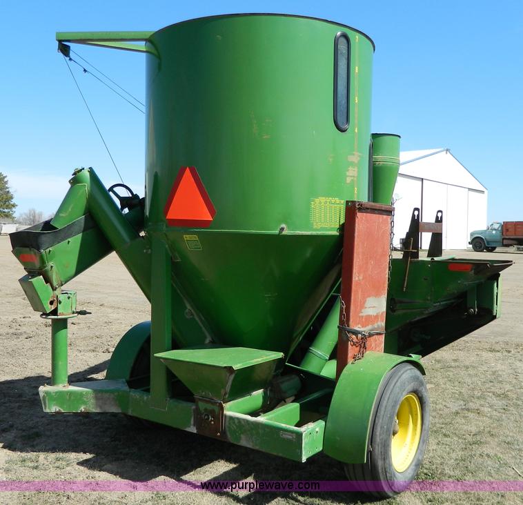 John Deere 400 grinder/mixer in Timken, KS Item G7805 sold Purple Wave