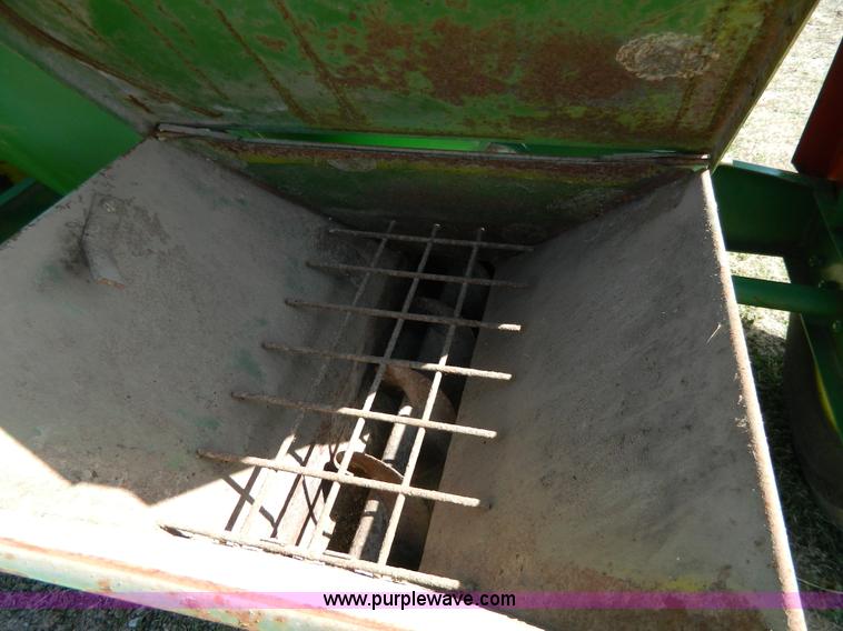 image for item G7805 John Deere 400 grinder/mixer