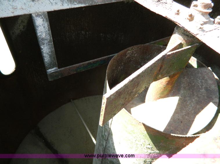 image for item G7805 John Deere 400 grinder/mixer