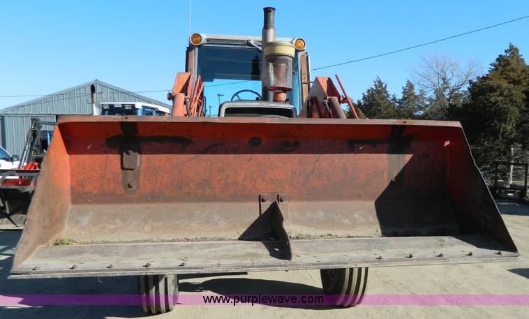 image for item G7809 1981 Massey-Ferguson 2705 tractor