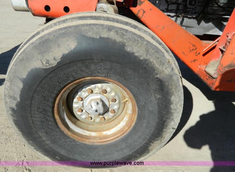 image for item G7809 1981 Massey-Ferguson 2705 tractor