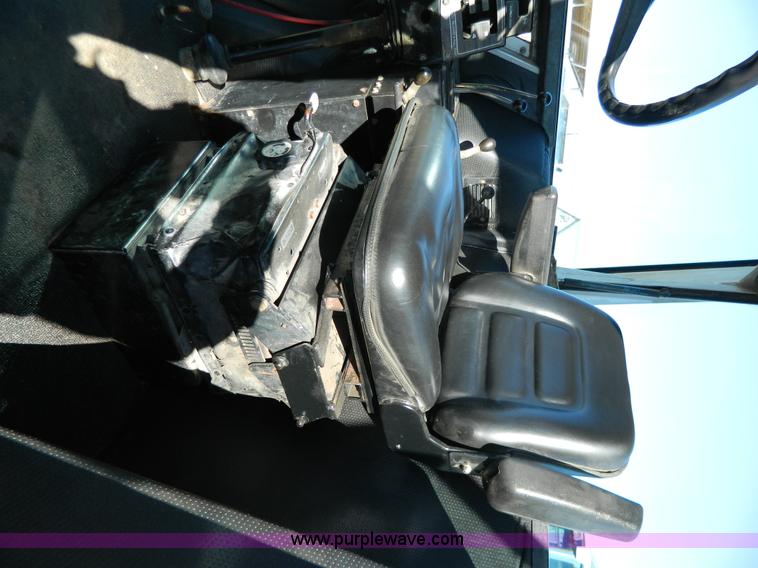 image for item G7809 1981 Massey-Ferguson 2705 tractor