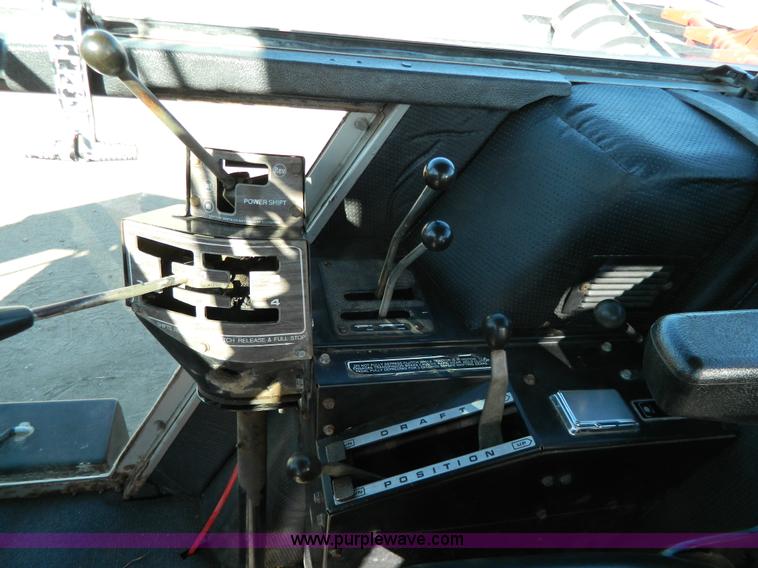 image for item G7809 1981 Massey-Ferguson 2705 tractor