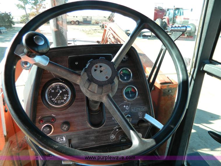 image for item G7809 1981 Massey-Ferguson 2705 tractor