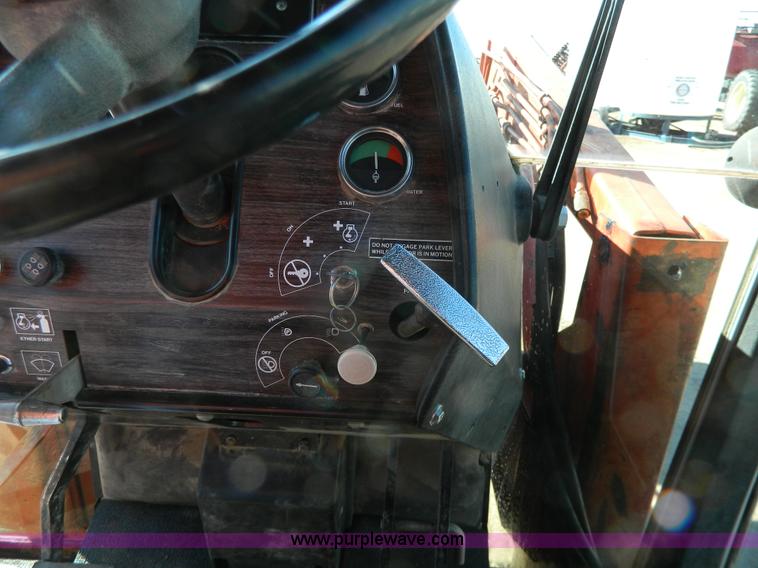 image for item G7809 1981 Massey-Ferguson 2705 tractor