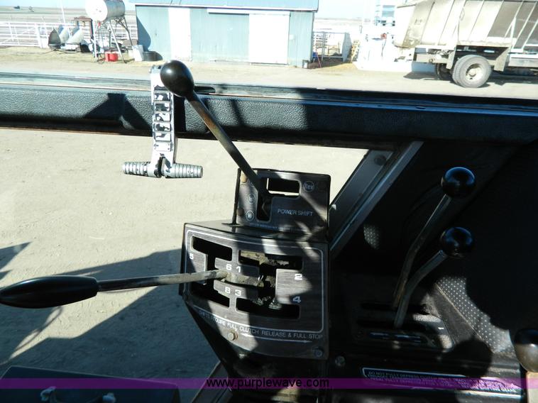 image for item G7809 1981 Massey-Ferguson 2705 tractor