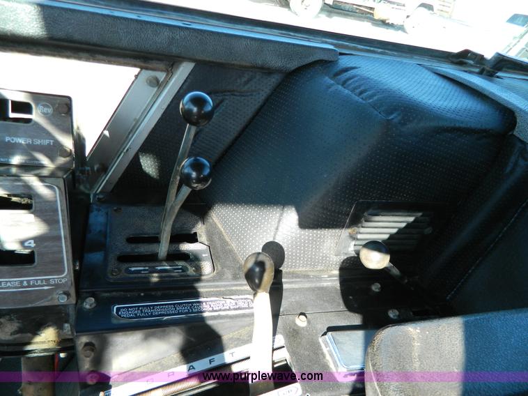 image for item G7809 1981 Massey-Ferguson 2705 tractor