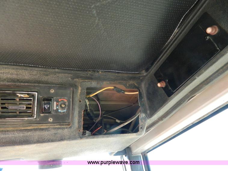 image for item G7809 1981 Massey-Ferguson 2705 tractor