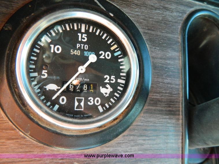 image for item G7809 1981 Massey-Ferguson 2705 tractor