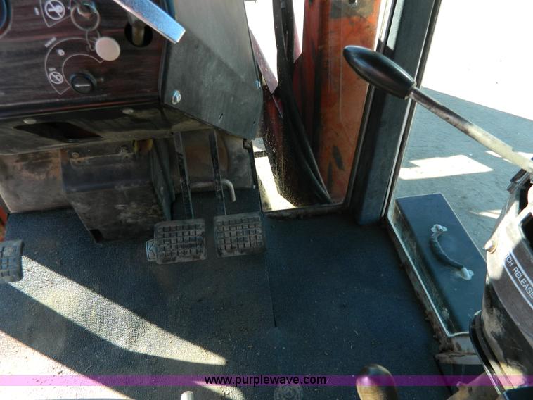 image for item G7809 1981 Massey-Ferguson 2705 tractor