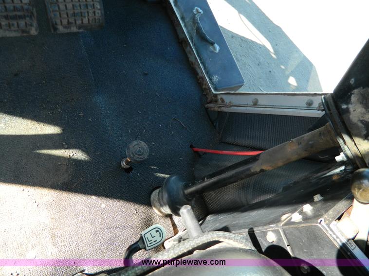 image for item G7809 1981 Massey-Ferguson 2705 tractor