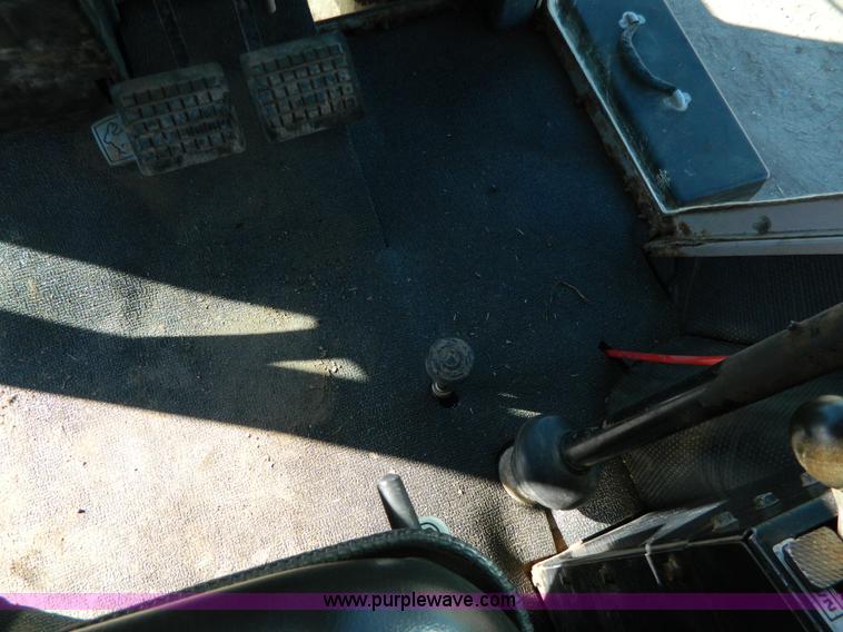 image for item G7809 1981 Massey-Ferguson 2705 tractor