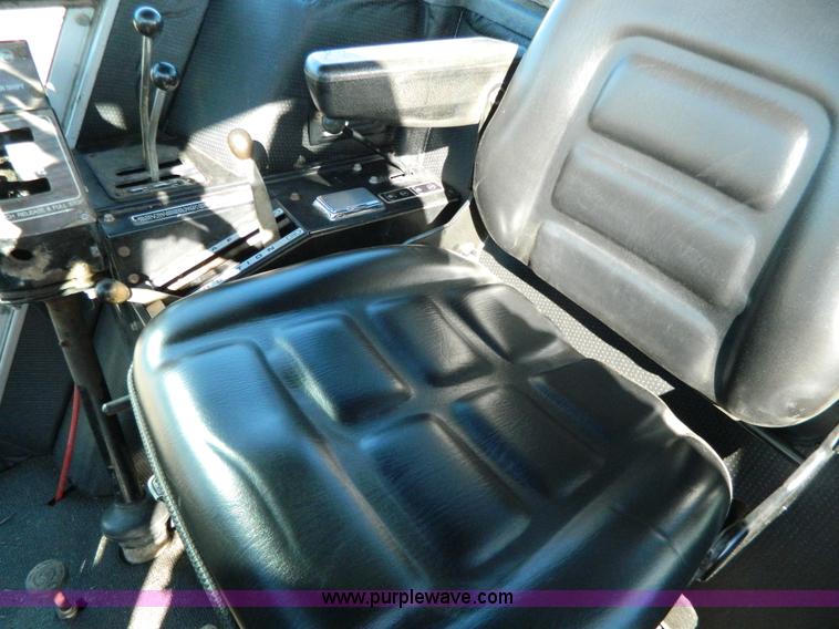 image for item G7809 1981 Massey-Ferguson 2705 tractor