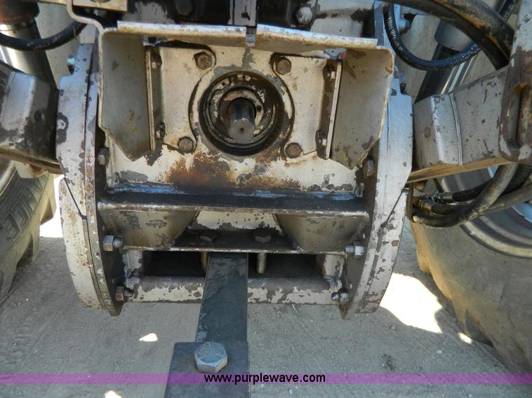 image for item G7809 1981 Massey-Ferguson 2705 tractor