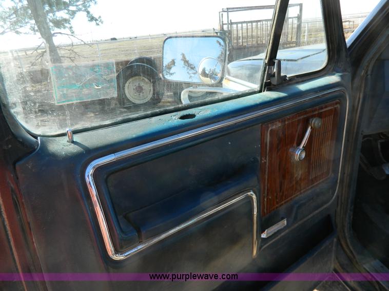 image for item W9074 1984 Ford F250 XLT pickup truck