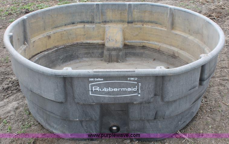 image for item W9341 Rubbermaid 300 gallon water tank