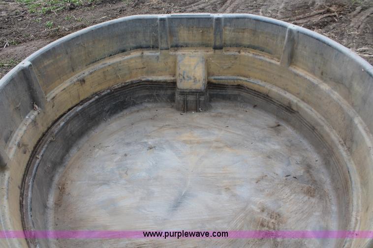 image for item W9341 Rubbermaid 300 gallon water tank