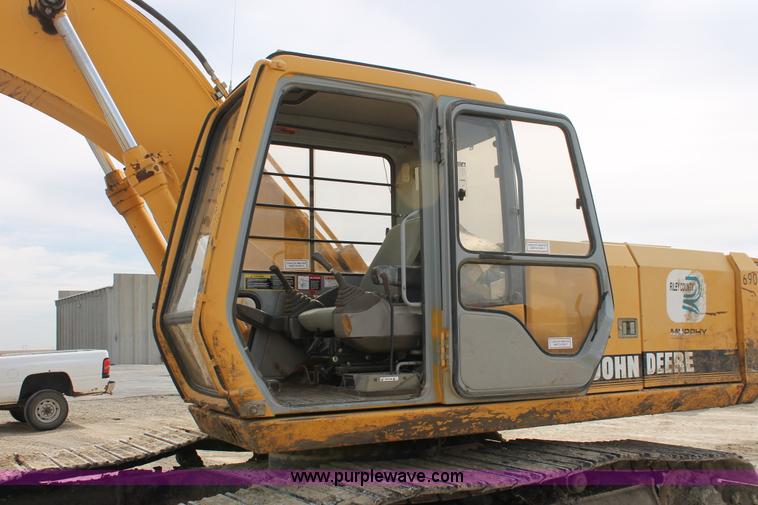 image for item E2922 1996 John Deere 690E LC excavator