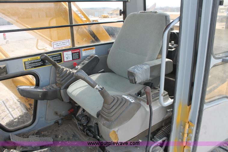 image for item E2922 1996 John Deere 690E LC excavator